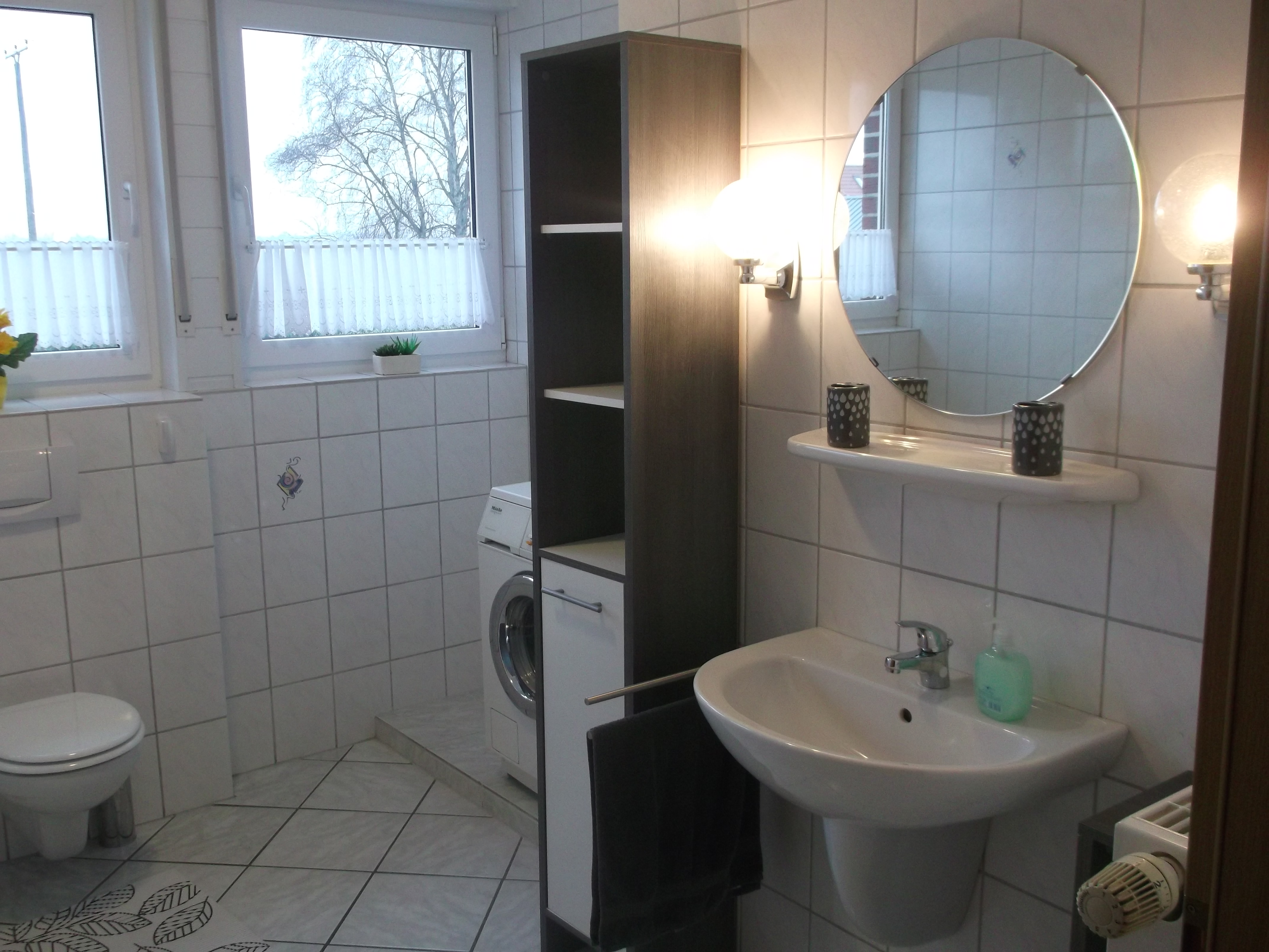 Badezimmer mit Waschmaschine und Trockner - Ferienwohnung Wilmes